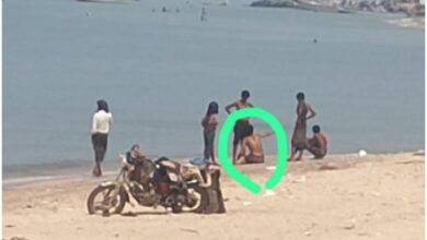 جندي من اللواء الرابع تهامة ينقذ شخص من الغرق بساحل الخوخة