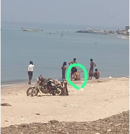 جندي من اللواء الرابع تهامة ينقذ شخص من الغرق بساحل الخوخة