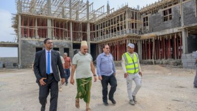 طارق صالح يزور مشروعي المستشفى والإنزال السمكي في الخوخة