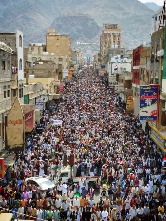 الحكومة: مدينة تعز “المحاصرة” من الحوثي تحتشد أسبوعيا بشكل عفوي لنصرة فلسطين