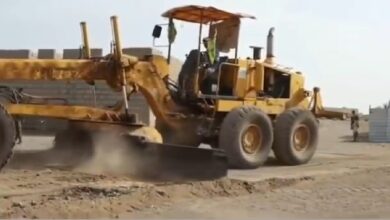 تدشين أعمال مسح الشوارع ورفع المخلفات في مدينة الخوخة