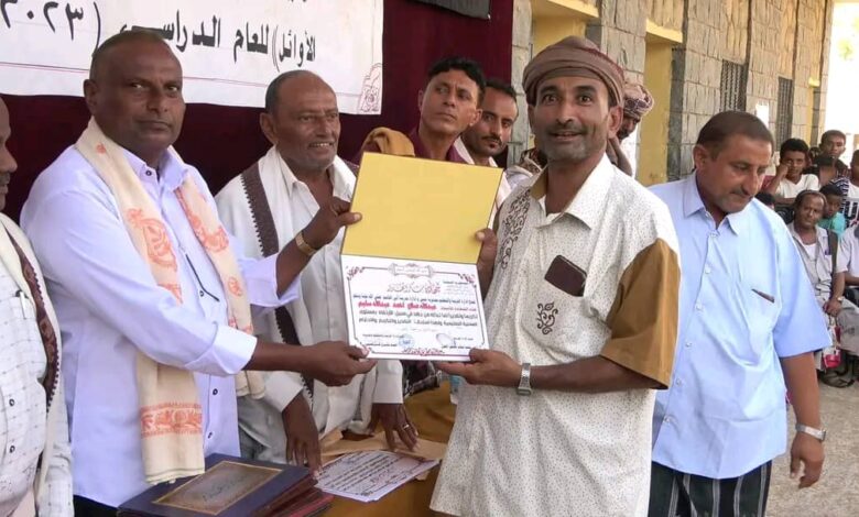 الحديدة.. مدرسة "أبو القاسم" تكرم المعلمين والطلاب المتفوقين في حيس 1 الحديدة.. مدرسة "أبو القاسم" تكرم المعلمين والطلاب المتفوقين في حيس