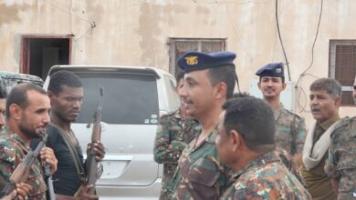الحديدة.. قائد الأمن الخاص يقوم بزيارة عيدية للمرابطين في النقاط الأمنية