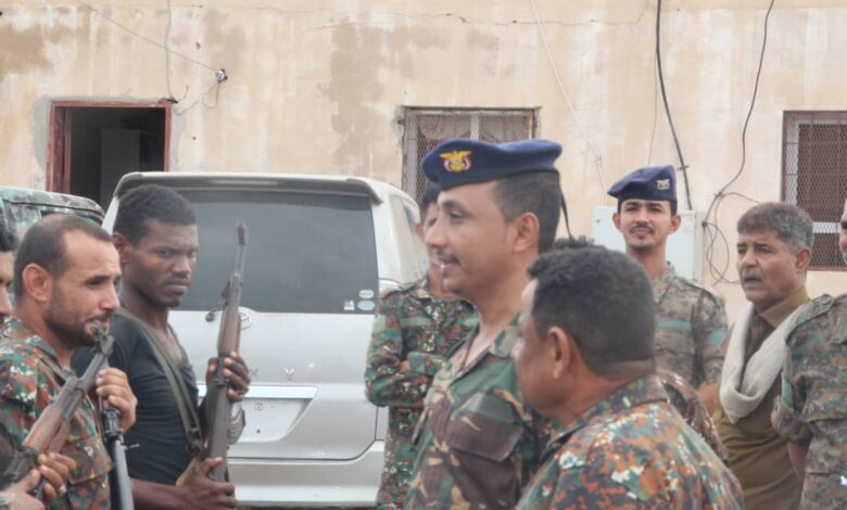 الحديدة.. قائد الأمن الخاص يقوم بزيارة عيدية للمرابطين في النقاط الأمنية