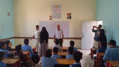 مدير المخا يتفقد مدرسة الشهيد الزوكا بعد استئناف الدراسة