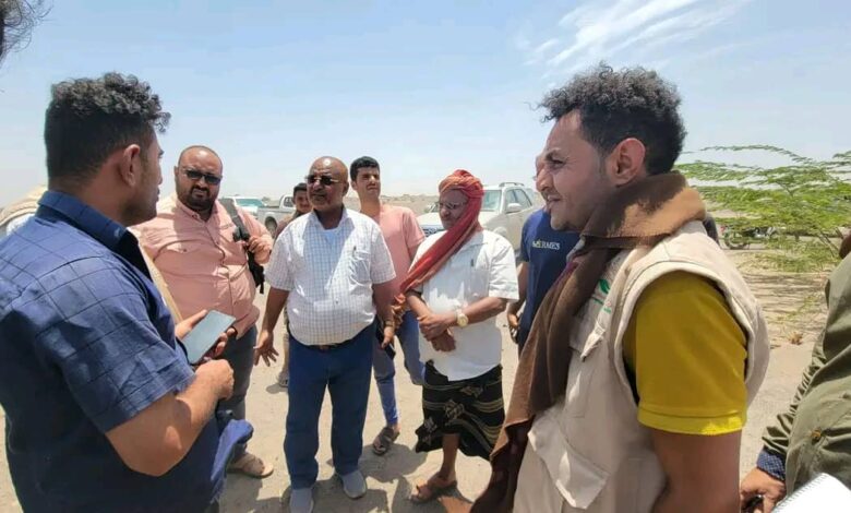 مدير الخوخة يسلم موقع مشروع مياه الكداح للجهة المنفذة 1 مدير الخوخة يسلم موقع مشروع مياه الكداح للجهة المنفذة