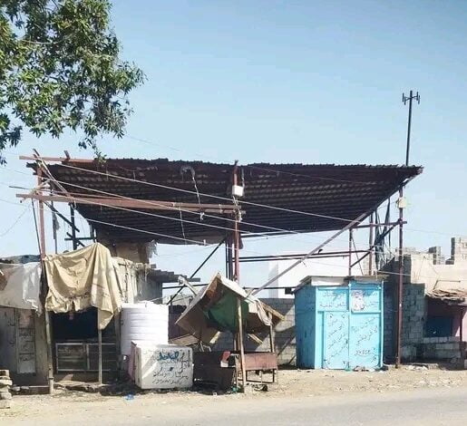 الحوثية تغلق سوق شعبي في الحديدة تمهيدا لنهب أرضيته 1 الحوثية تغلق سوق شعبي في الحديدة تمهيدا لنهب أرضيته