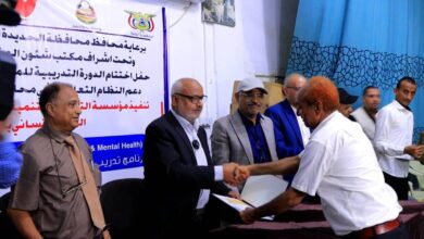 محافظ الحديدة يكرم المعلمين والمعلمات المتطوعين في حيس