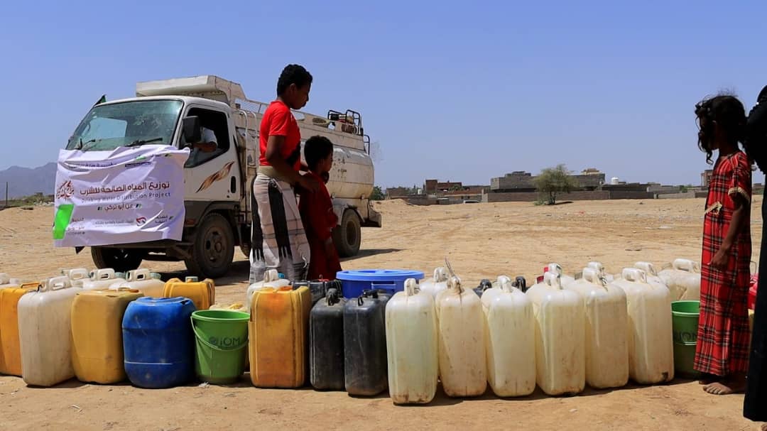 الحديدة.. توزيع مياه اسعافية للمناطق الريفية في  حيس