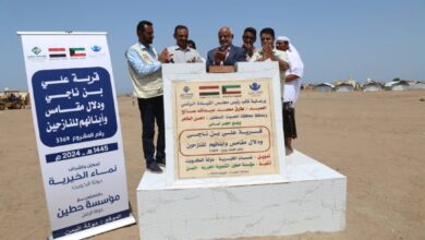 محافظ الحديدة يضع حجر الاساس لمشروع قرية علي بن ناجي بالخوخة