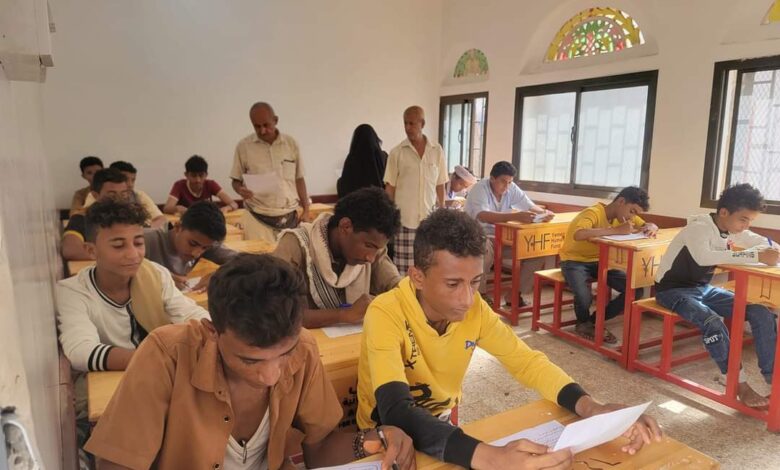 بكري يتفقد سير إمتحانات النقل الاساسي والثانوي في حيس بالحديدة 1 بكري يتفقد سير إمتحانات النقل الاساسي والثانوي في حيس بالحديدة