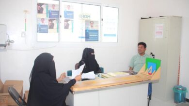 مدير مكتب الصحة بالحديدة يتفقد مركز صحي بالخوخة