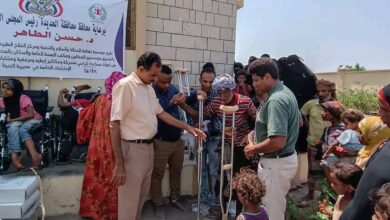 الحديدة.. مديرا التحيتا والصحة يوزعان كراسي متحركة للمعاقين بالحيمة