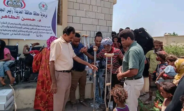 الحديدة.. مديرا التحيتا والصحة يوزعان كراسي متحركة للمعاقين بالحيمة 1 الحديدة.. مديرا التحيتا والصحة يوزعان كراسي متحركة للمعاقين بالحيمة