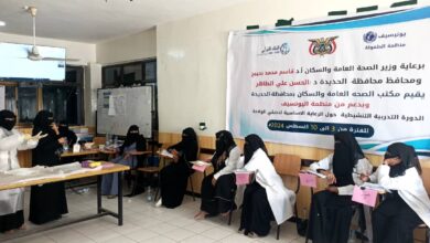 مديرة الصحة الإنجابية بالحديدة تدشن دورة تنشيطية في مجال حديثي الولادة