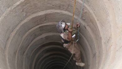مسام يفكك عبوات ناسفة داخل بئر في حيس(صور)