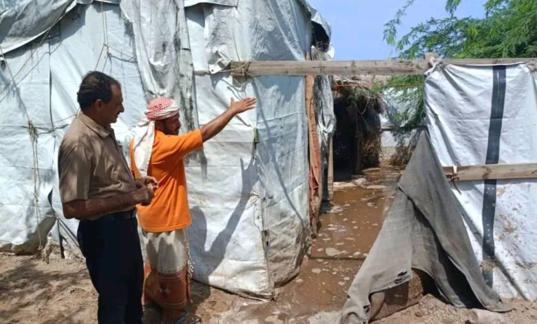 الحديدة.. مدير التحيتا يتفقد المتضررين من السيول في الحيمة الساحلية 1 الحديدة.. مدير التحيتا يتفقد المتضررين من السيول في الحيمة الساحلية