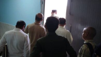 لجنة طبية تعاين موقع قترح لإنشاء مركز غسيل كلوي في المخا