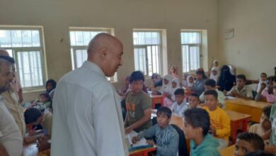 مدير المخا يفتتح العام الدراسي الجديد من مدرسة الشهيد الدخين