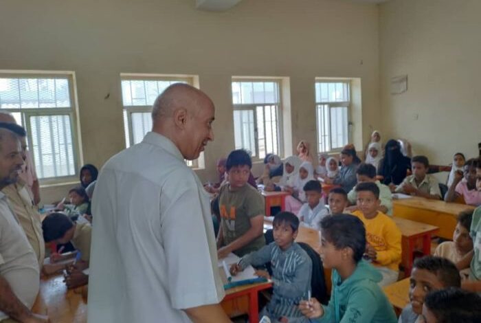 مدير المخا يفتتح العام الدراسي الجديد من مدرسة الشهيد الدخين