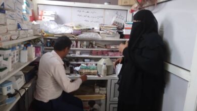صحة المخا تنفذ حملة تفتيش على كافة الصيدليات والمستفشات بالمديرية