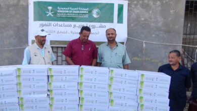 مركز سلمان يوزع 9000 كرتون من التمور للأسر النازحة والمتضررة في الضالع