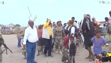 منصر والخولاني يزوران المتضررين من السيول شمال الخوخة