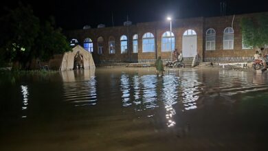 الحديدة.. السيول تغرق منشآت حكومية وعشرات المساكن في حيس