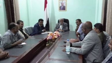 جهود الإغاثة في الحديدة: اجتماع المحافظ طاهر مع الشيخ ناصر باجيل
