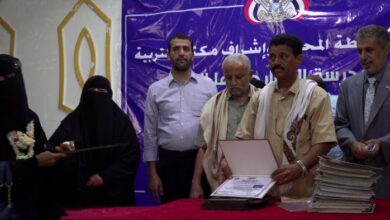 مدرسة الأنوار تكرم طلابها المتفوقين بالمخا