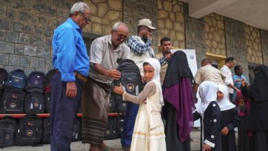 الحديدة.. توزيع حقائب مدرسية على طلاب حيس بدعم إماراتي