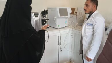 مكتب صحة المخا يرفد المراكز الصحية باجهزة طبية لمواجهة الكوليرا