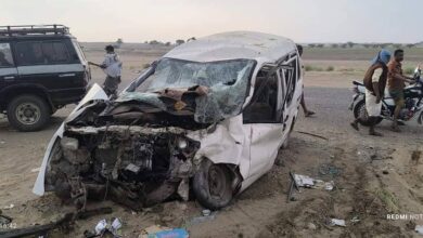 حادث سير مروع يقتل أربعة أشخاص ويصيب آخرين جنوب الحديدة