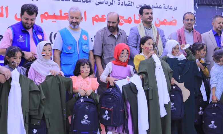 منتدى الإغاثة ينفذ مشروع الحقيبة المدرسية في مأرب