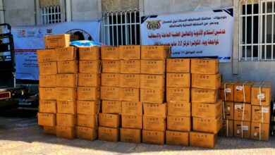 تعز.. مكتب الصحة يوزع أدوية ومحاليل طبية لمواجهة وباء الكوليرا