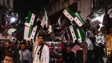 أكراد سوريا يرفعون العلم الجديد على مؤسساتهم الحكومية