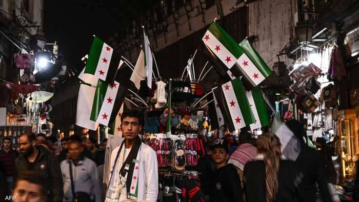 أكراد سوريا يرفعون العلم الجديد على مؤسساتهم الحكومية