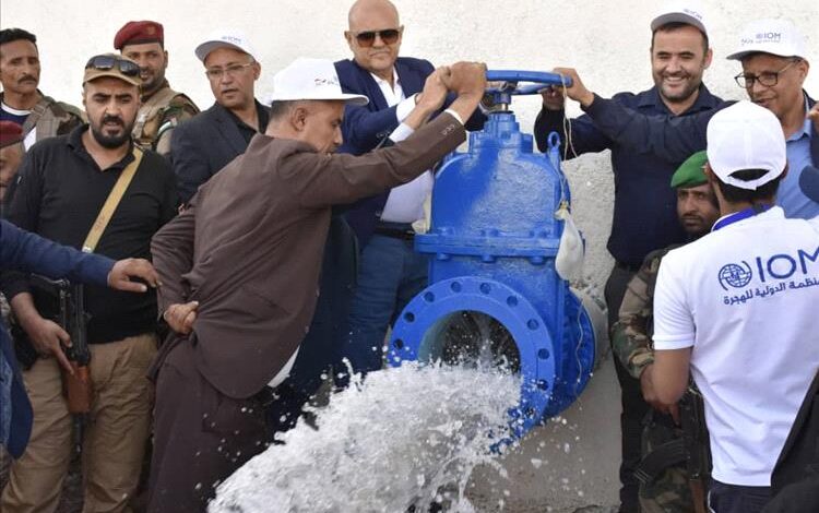 المحافظ شمسان يدشن مشروع مياه ومركز الإصدار الآلي في تعز