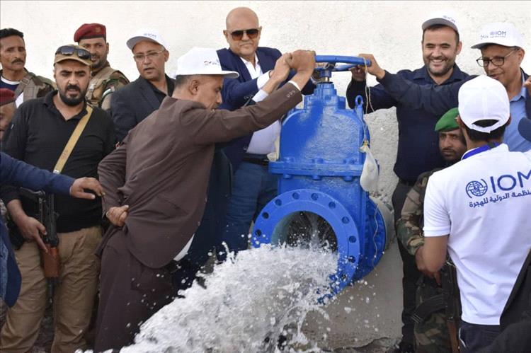 المحافظ شمسان يدشن مشروع مياه ومركز الإصدار الآلي في تعز