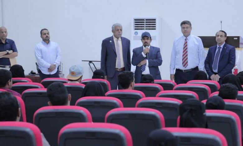 حضرموت.. المحافظ يدشن امتحانات الكفاءة المهنية للعاملين في القطاع الصحي
