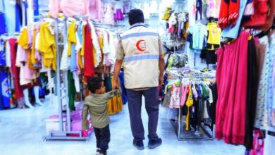 شبوة.. الهلال الأحمر الإماراتي يوزع كسوة العيد على الأسر المحتاجة