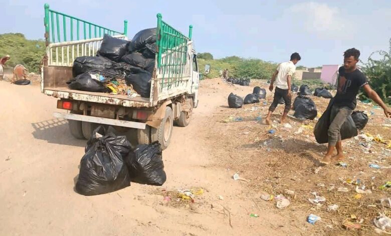الحديدة.. حملة نظافة شاملة تستهدف مخيمات الخوخة بدعم سعودي