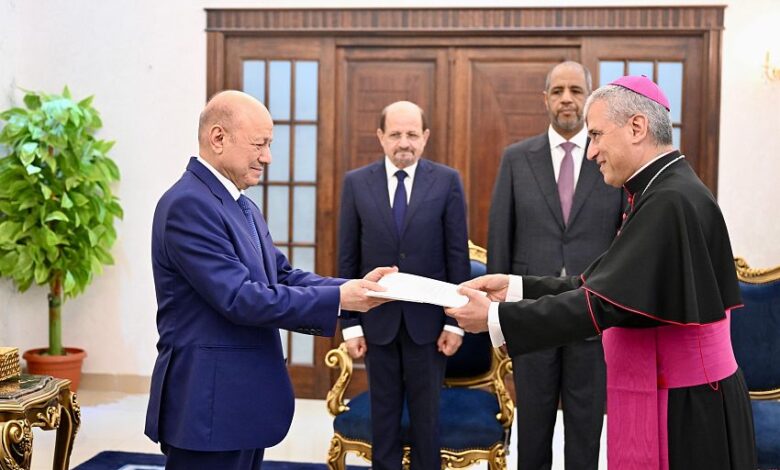 العليمي يستقبل سفير الفاتيكان ويؤكد أهمية الحوار والتعاون الدولي 1 العليمي يستقبل سفير الفاتيكان ويؤكد أهمية الحوار والتعاون الدولي
