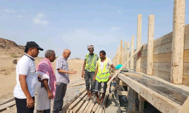 مدير المخا يتفقد سير العمل في مشروع المدخل الشرقي للمدينة