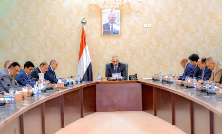 الزُبيدي يترأس اجتماع اللجنة العليا للموارد السيادية لمناقشة الإصلاحات الاقتصادية وتفعيل الإيرادات