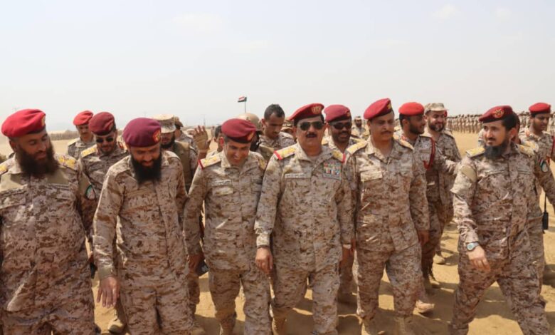 وزير الدفاع يتفقد محور مران بصعدة ويشيد بالجاهزية والانضباط العسكري 1 وزير الدفاع يتفقد محور مران بصعدة ويشيد بالجاهزية والانضباط العسكري