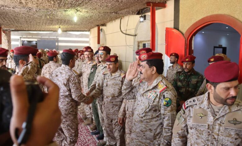 وزير الدفاع يثمن بطولات المقاتلين في جبهات كتاف والبقع ضد مليشيا الحوثي 1 وزير الدفاع يثمن بطولات المقاتلين في جبهات كتاف والبقع ضد مليشيا الحوثي
