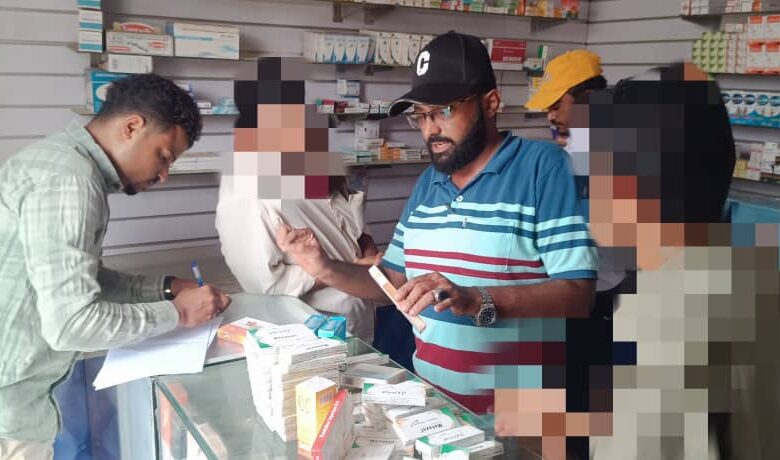 الحديدة.. ضبط صيدلية تعرض أدوية فاسدة في الخوخة وإحالة الصيدلي للتحقيق