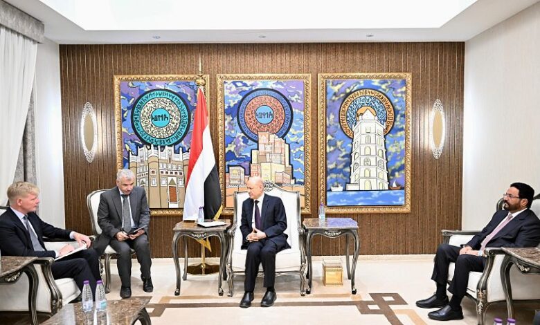 العليمي خلال استقباله المبعوث الأممي: لا سلام دون تفكيك المشروع السلالي للمليشيات الحوثية 1 العليمي خلال استقباله المبعوث الأممي: لا سلام دون تفكيك المشروع السلالي للمليشيات الحوثية