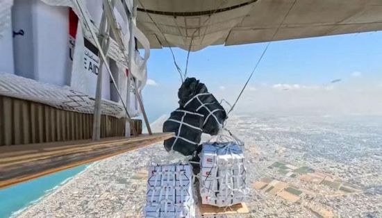 الإمارات تقدم مساعدات غذائية لغزة عبر الإنزال الجوي 78 بالتعاون مع الأردن